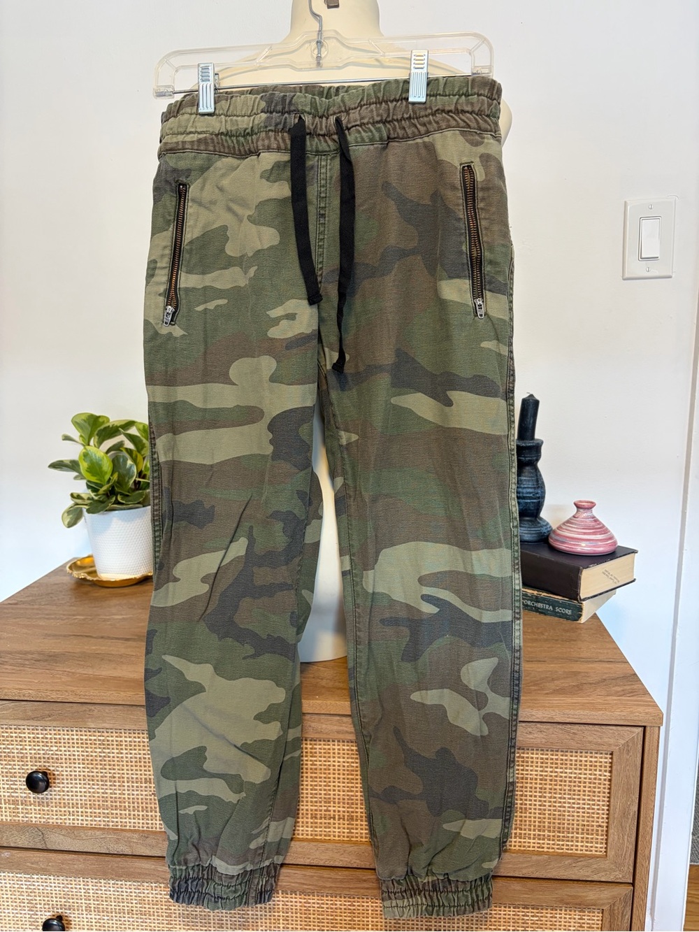 TNA Aritzia Green Camo Camouflage Zip Pocket Pull-On Joggers Pants Size 2 Medium
